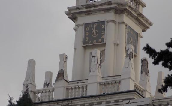 Мини-башни Матросского клуба разрушаются от ветра и влаги